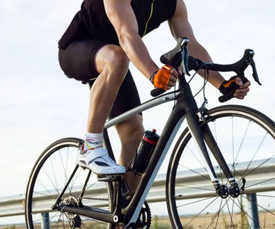 Radfahrer mit Fahrradsocken